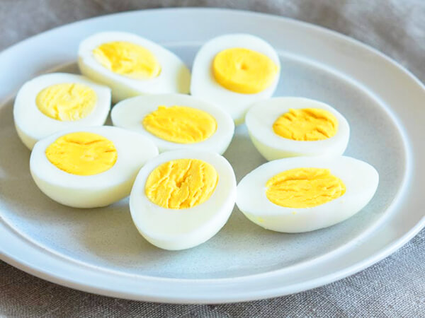 Trứng luộc kĩ đồ ăn vặt cho người tiểu đường