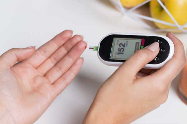 Nên kiểm tra đường huyết thường xuyên để hạn chế các bệnh về mắt do tiểu đường