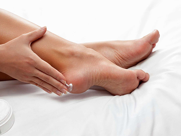 Tránh bỏng chân 1 trong các cách chăm sóc bàn chân cho người bệnh tiểu đường