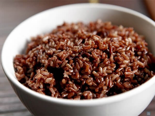 Nấu cơm là 1 trong các cách chế biến gạo lứt cho người tiểu đường