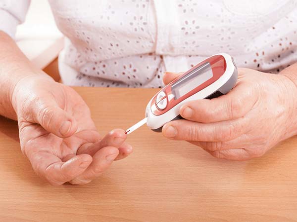 Kiểm tra đường huyết mỗi sáng để kiểm soát lượng đường trong máu
