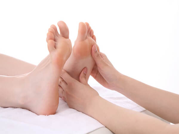 Luôn giữ bàn chân khô ráo để trị nhiễm trùng bàn chân tiểu đường