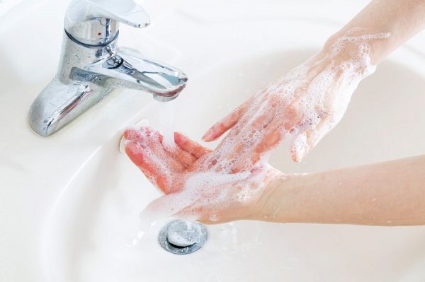 Rửa sạch chân tay hàng ngày