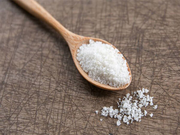 Hạn chế natri (muối) trong chế độ ăn cho người tiểu đường suy thận