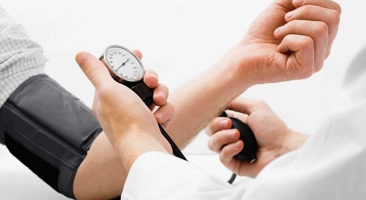 Cách phòng tránh hạ đường huyết và tụt huyết áp